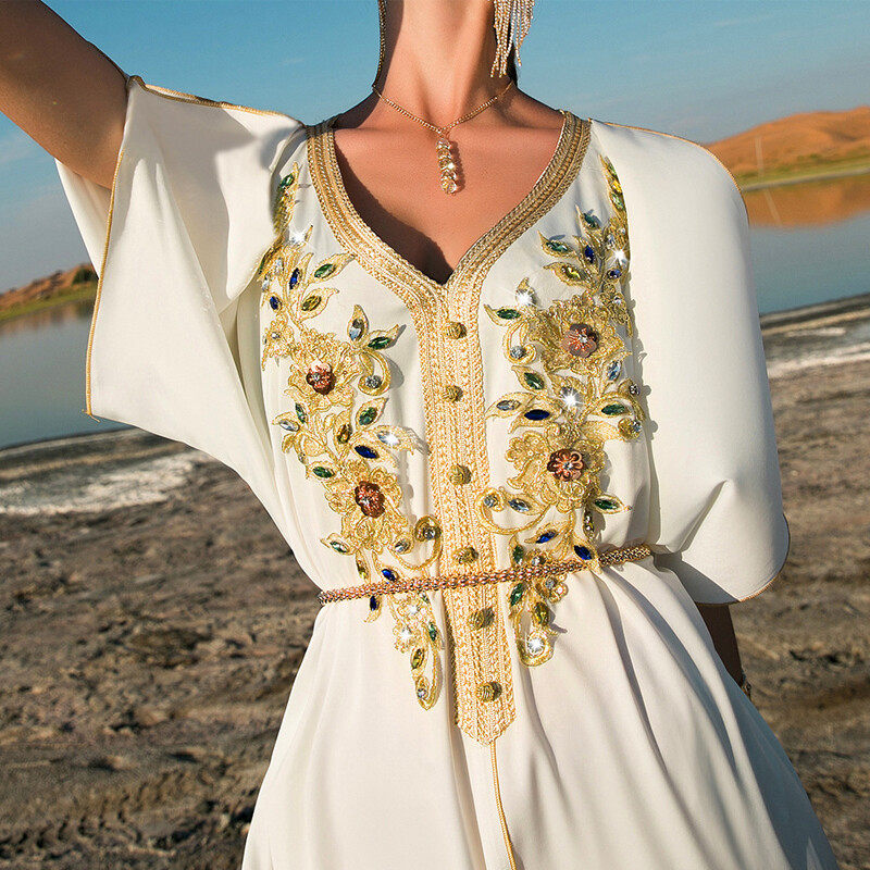 Gold lace-embroidered hand-sewn diamond dress Gold lace-embroidered hand-sewn diamond dress