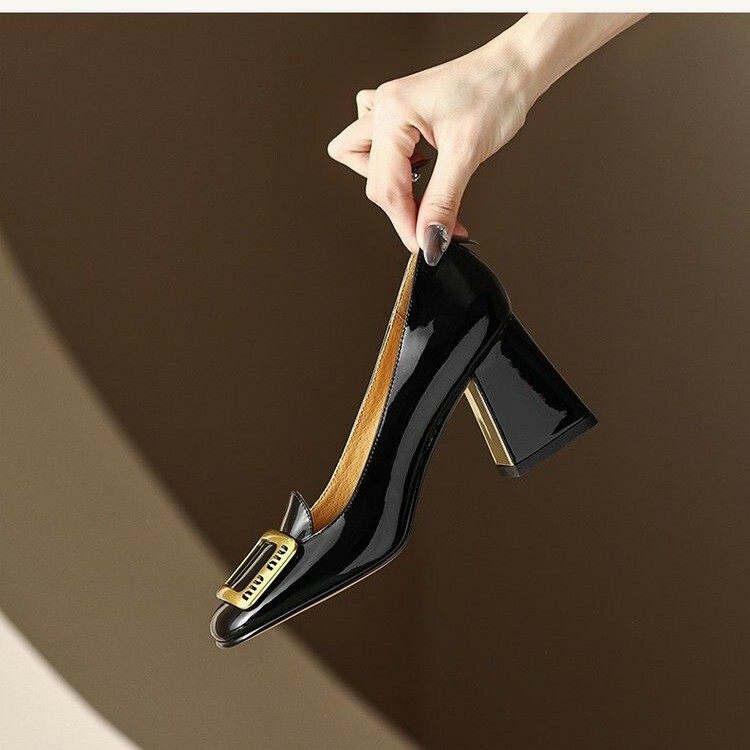 The New Patent Leather Square Buckle Mid -Heeled Shoes The New Patent Leather Square Buckle Mid -Heeled Shoes