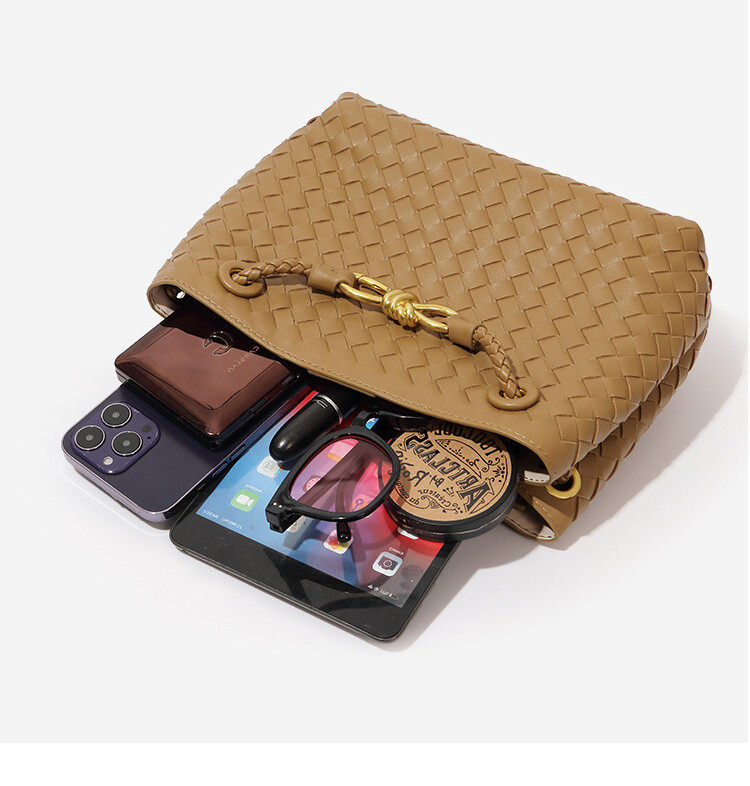 Elegant handwoven handbag Elegant handwoven handbag