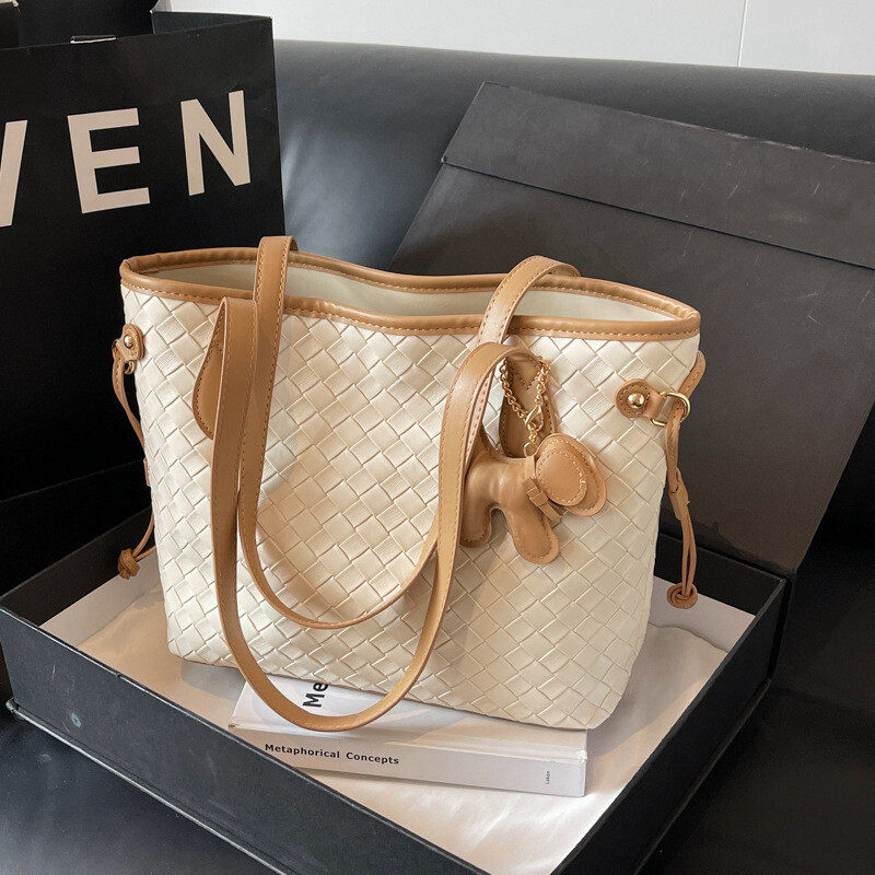 Large capacity leather hand-woven bag Large capacity leather hand-woven bag