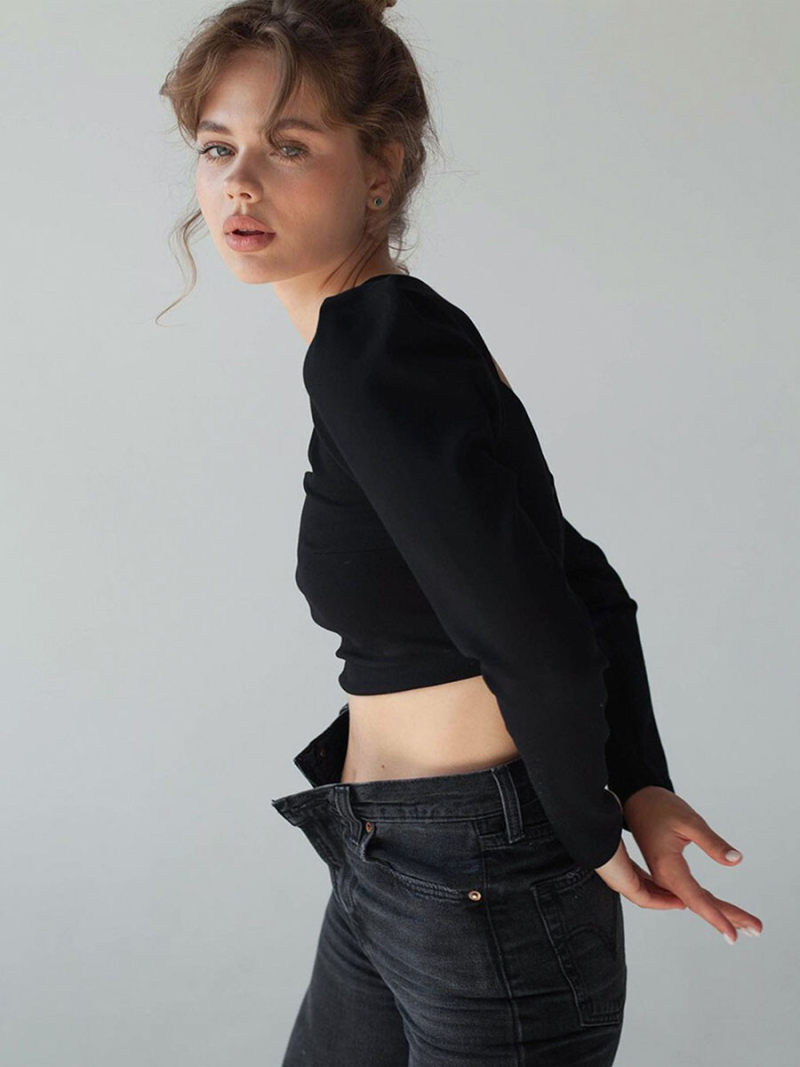 Short black hollow out long sleeve T-shirt