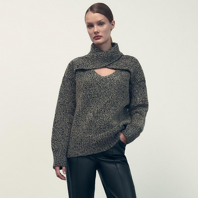 Overlap Coller Pullover